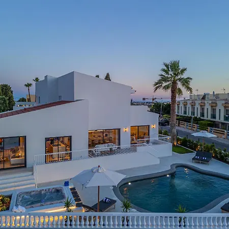 别墅 New! Nostra- Luxury Villa, Tennis Court, Gym, Swimming Pool, Jacuzzi By Dream *
