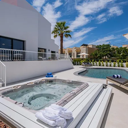 빌라 New! Nostra- Luxury Villa, Tennis Court, Gym, Swimming Pool, Jacuzzi By Dream